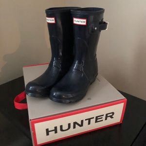 Hunter Navy Shiny Patent Short Mid Calf Rain Boots size 7